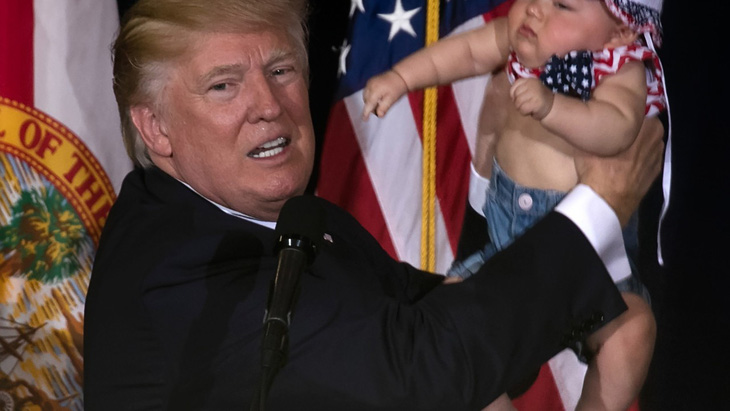 Vì sao chính quyền ông Trump cương quyết chống nuôi con bằng sữa mẹ? - Ảnh 2.