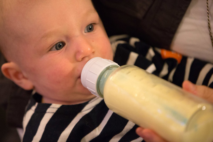 Vì sao chính quyền ông Trump cương quyết chống nuôi con bằng sữa mẹ? - Ảnh 3.