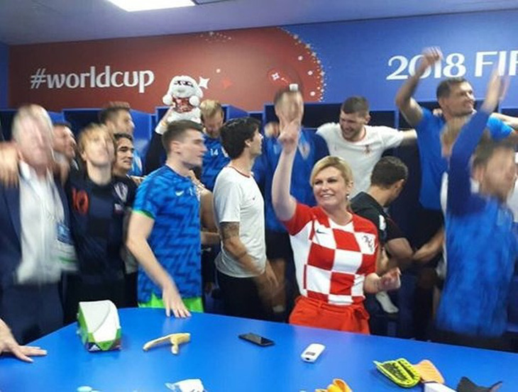 Cận cảnh nữ Tổng thống Croatia ăn mừng cùng cầu thủ, nóng trên mạng - Ảnh 4.