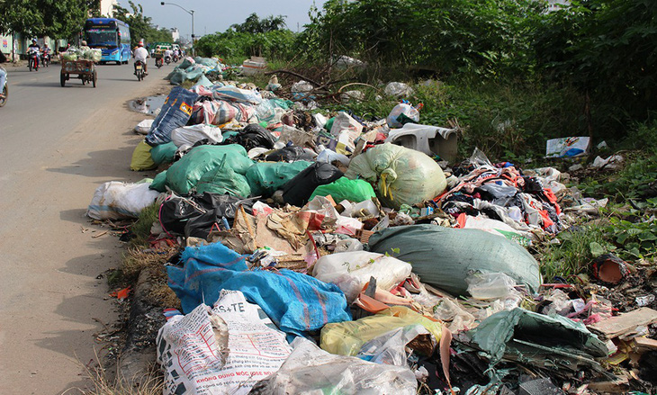 Đường phố Sài Gòn đầy rác công nghiệp - Ảnh 1.