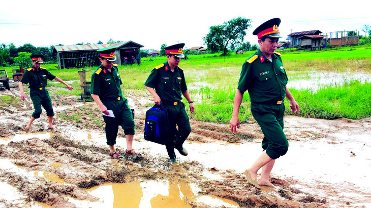 Lính Cụ Hồ sang Lào giúp bạn - Ảnh 4.