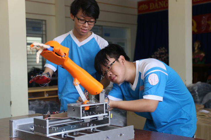 Hai nam sinh chế cánh tay robot phẫu thuật từ xa - Ảnh 1.