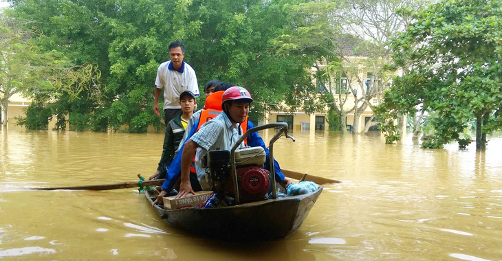 Người dân run rẩy dưới bom nước thủy điện Hố Hô - Ảnh 4.