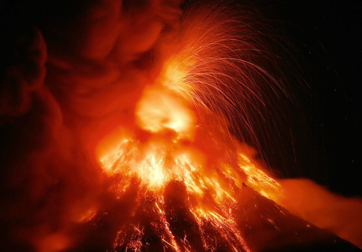 Núi lửa tại Philippines phun cột dung nham cao 700m - Ảnh 2.