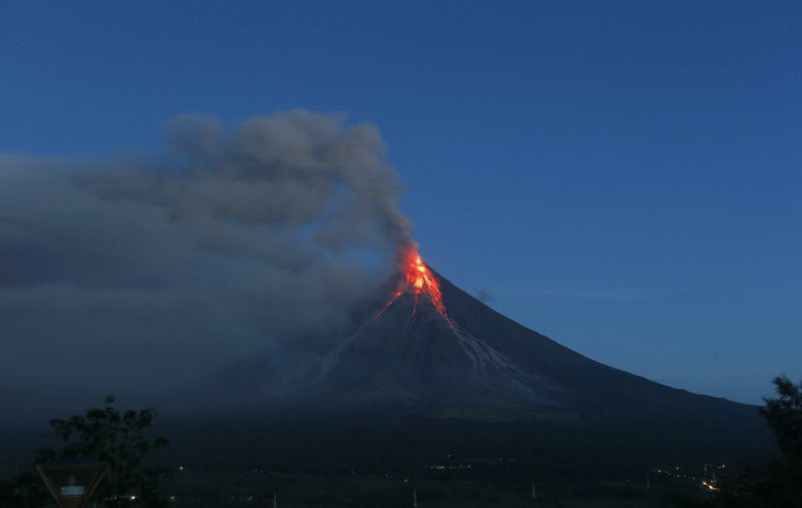 Núi lửa tại Philippines phun cột dung nham cao 700m - Ảnh 1.
