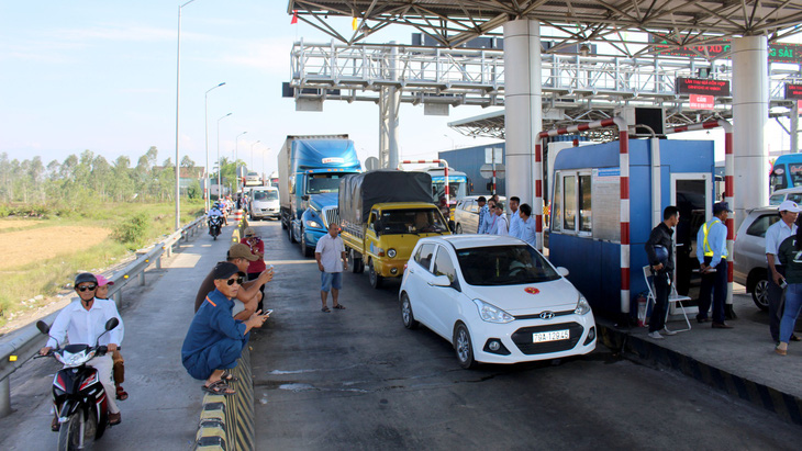 Điều cảnh sát giao thông ứng trực ở trạm BOT Ninh Lộc dịp 2-9 - Ảnh 1.