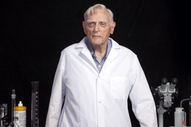 Tiến sĩ 96 tuổi phát triển công nghệ mới giúp sạc pin siêu nhanh - Ảnh 1.