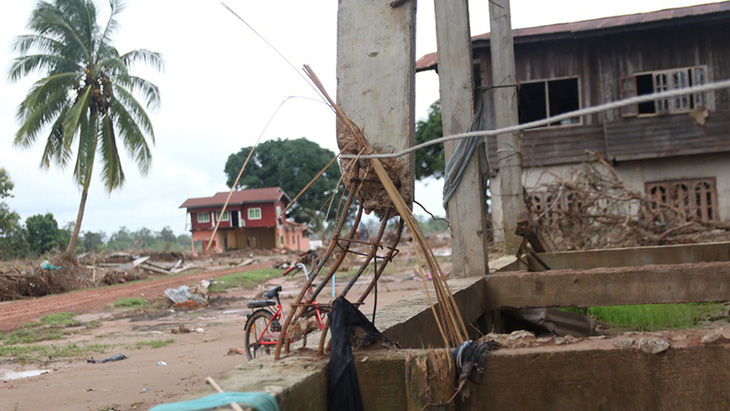 Qua Lào... cứu hộ: Những ngôi làng bị tàn phá - Ảnh 1.