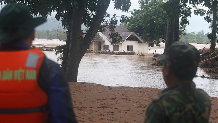 Qua Lào... cứu hộ: Những ngôi làng bị tàn phá - Ảnh 3.