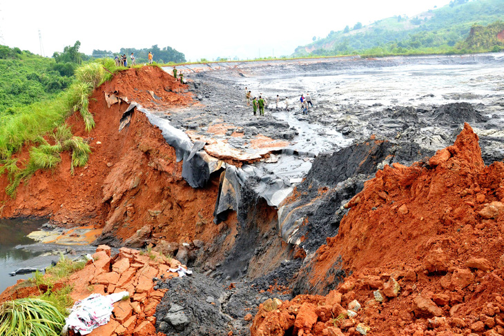 Vỡ hồ chứa bùn thải nhà máy phân bón tại Lào Cai - Ảnh 1.