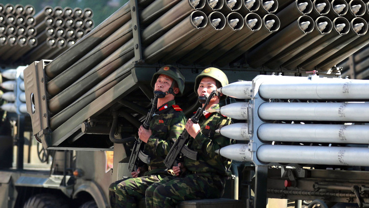 Triều Tiên duyệt binh không có tên lửa đạn đạo - Ảnh 1.