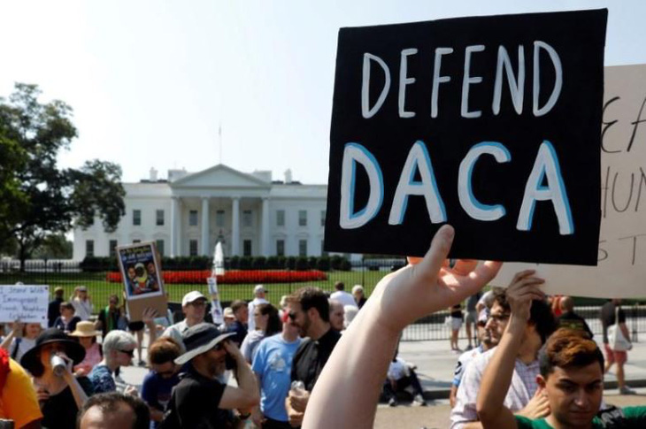 Cả triệu người nhập cư trẻ sẽ bị đuổi khỏi Mỹ nếu hủy DACA - Ảnh 1.