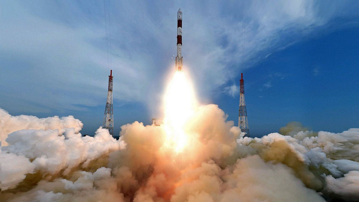 Ấn Độ phóng hàng chục vệ tinh lên hai quỹ đạo khác nhau - Ảnh 1.