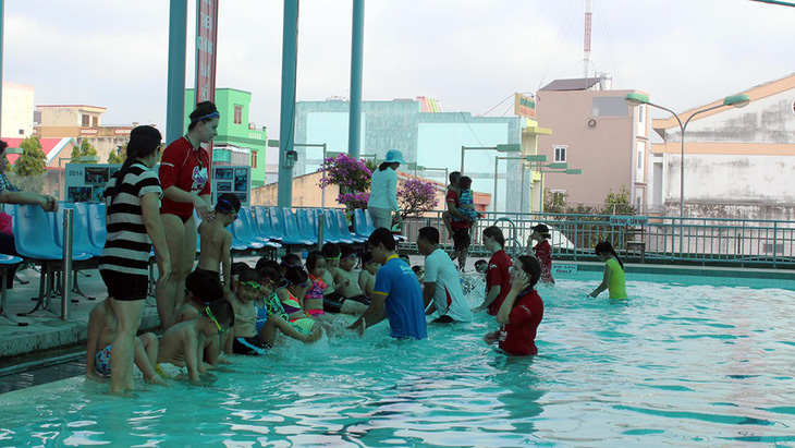 Huấn luyện viên Úc dạy trẻ Việt bơi lội, phòng chống đuối nước - Ảnh 1.