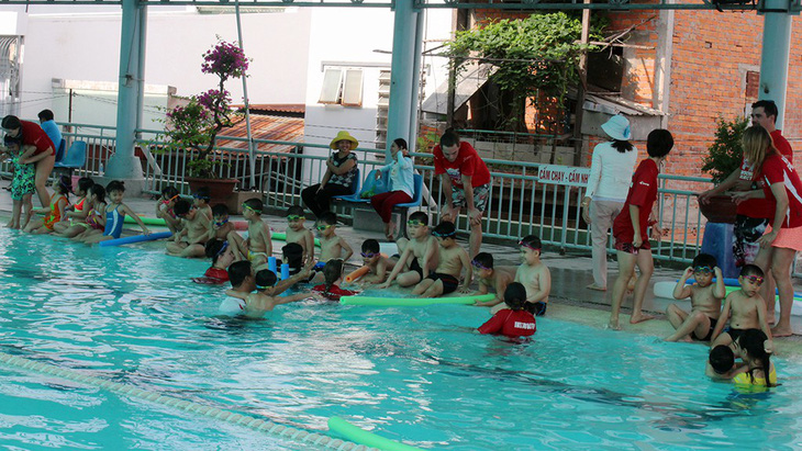 Huấn luyện viên Úc dạy trẻ Việt bơi lội, phòng chống đuối nước - Ảnh 4.