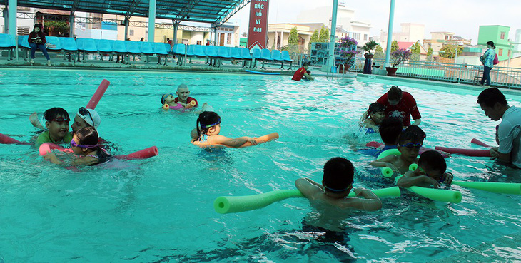 Huấn luyện viên Úc dạy trẻ Việt bơi lội, phòng chống đuối nước - Ảnh 2.