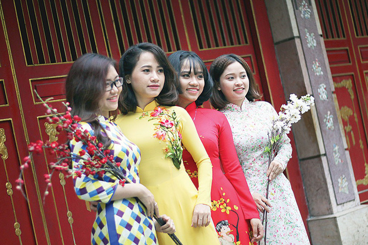 Giới trẻ Sài Gòn diện áo dài chụp hình đón xuân - Ảnh 1.