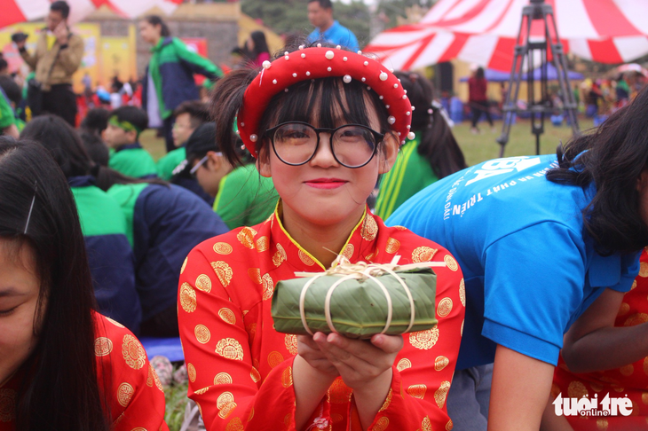 Học sinh Hà Nội gói bánh chưng tặng em nhỏ vùng cao - Ảnh 1.