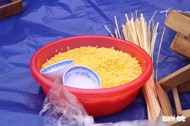 Học sinh Hà Nội gói bánh chưng tặng em nhỏ vùng cao - Ảnh 3.