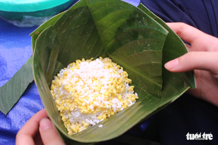 Học sinh Hà Nội gói bánh chưng tặng em nhỏ vùng cao - Ảnh 4.