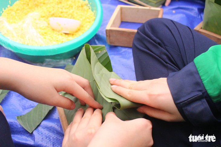 Học sinh Hà Nội gói bánh chưng tặng em nhỏ vùng cao - Ảnh 5.