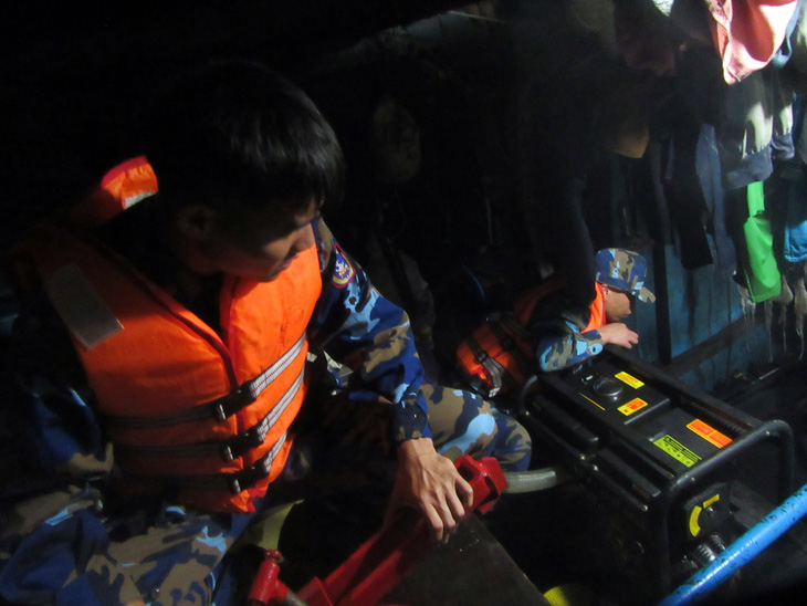 Cảnh sát biển cứu sống 13 ngư dân bị chìm tàu trong đêm - Ảnh 2.