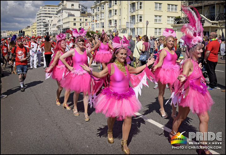 Ùn ùn mua vé xem Britney Spears, fan làm sập mạng Brighton Pride - Ảnh 2.