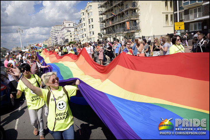 Ùn ùn mua vé xem Britney Spears, fan làm sập mạng Brighton Pride - Ảnh 3.