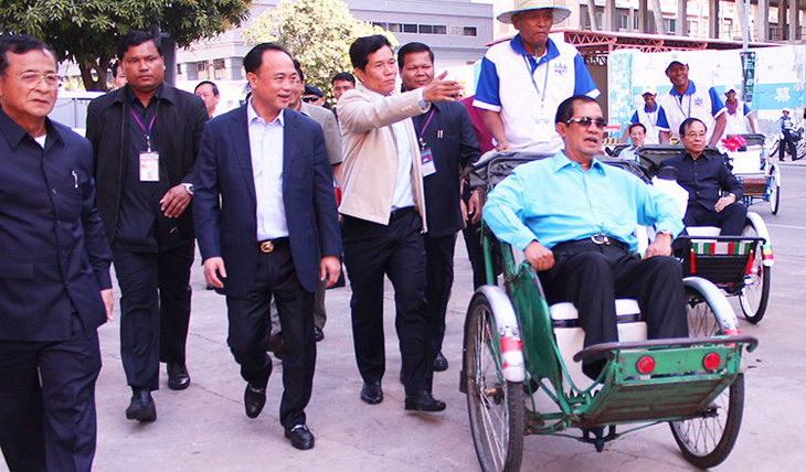 Thủ tướng Campuchia góp gần 150.000 USD lập quỹ xích lô - Ảnh 1.