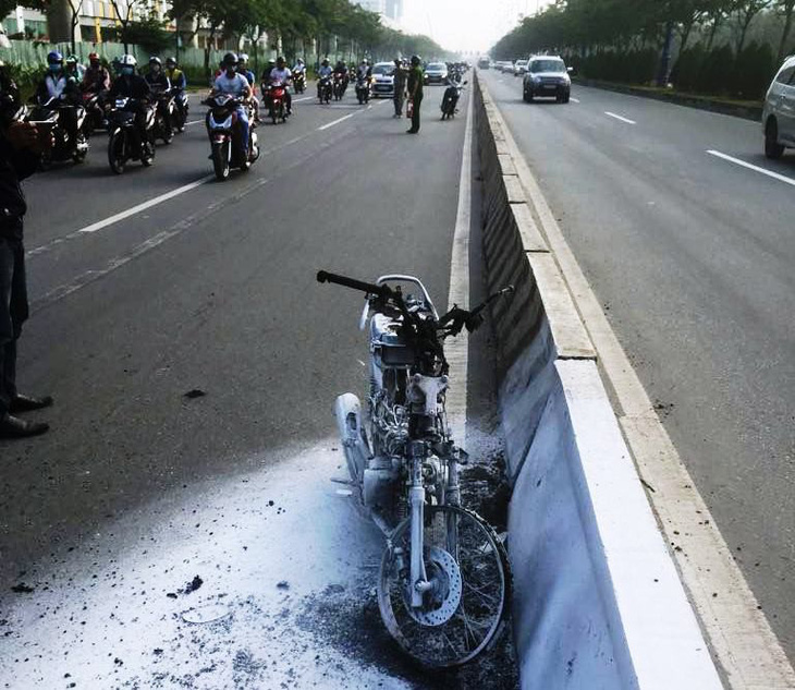 Xe máy bốc cháy ngùn ngụt trên Xa lộ Hà Nội - Ảnh 2.