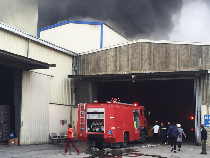 Cháy nhà máy sản xuất thức ăn chăn nuôi tại Hải Dương - Ảnh 2.