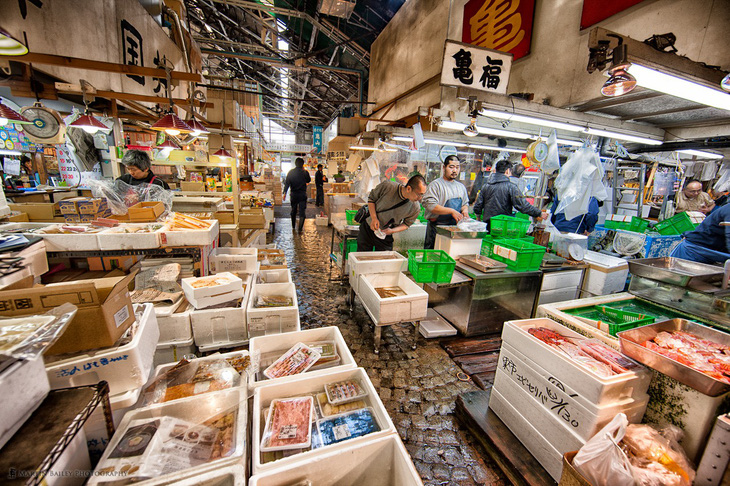 Đi chợ cá Tsukiji ăn 7 món ngon đường phố - Ảnh 1.