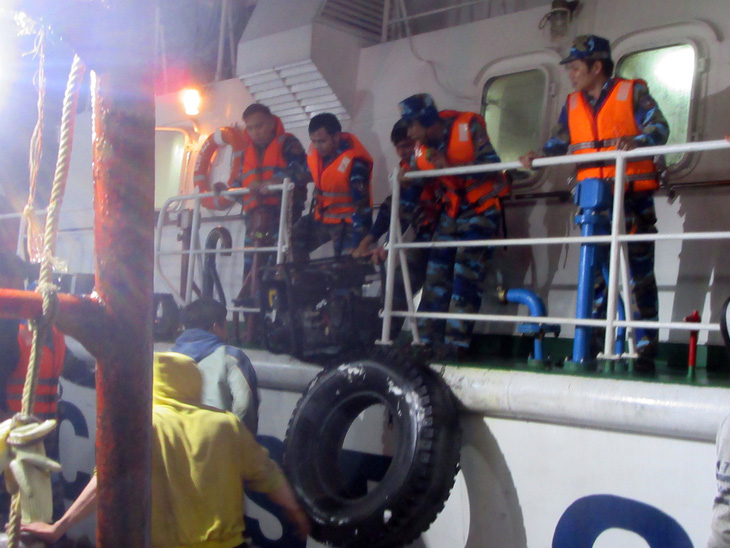 Cảnh sát biển cứu sống 13 ngư dân bị chìm tàu trong đêm - Ảnh 1.