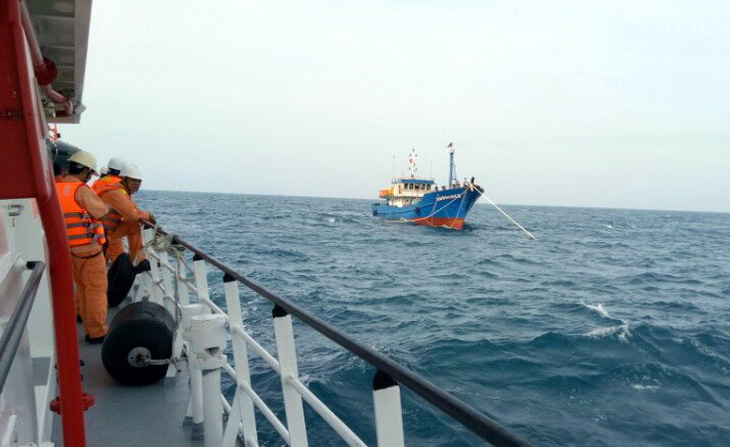 Cứu tàu cá vỏ thép và 9 ngư dân gặp sự cố ngoài khơi Côn Đảo - Ảnh 1.