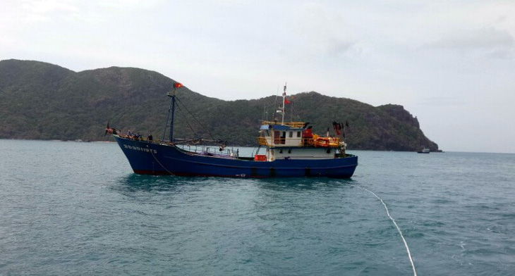 Cứu tàu cá vỏ thép và 9 ngư dân gặp sự cố ngoài khơi Côn Đảo - Ảnh 2.
