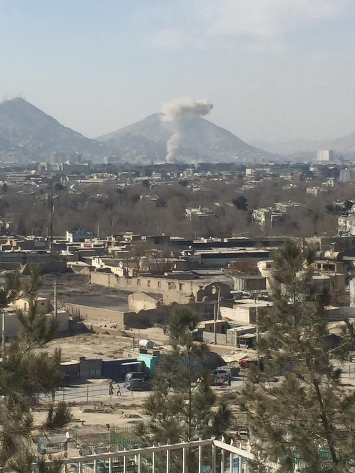 Đánh bom xe cứu thương ở Afghanistan, ít nhất 95 chết - Ảnh 2.