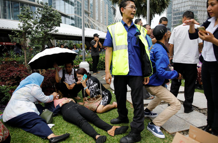 Sập tầng Sở chứng khoán Indonesia, ít nhất 77 người bị thương - Ảnh 1.