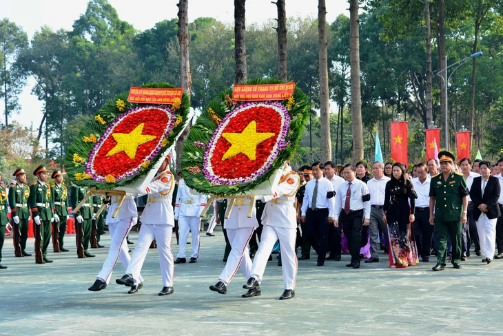 Truy điệu, an táng anh hùng liệt sĩ Đội phẫu thuật tiền phương Y4 - Ảnh 1.