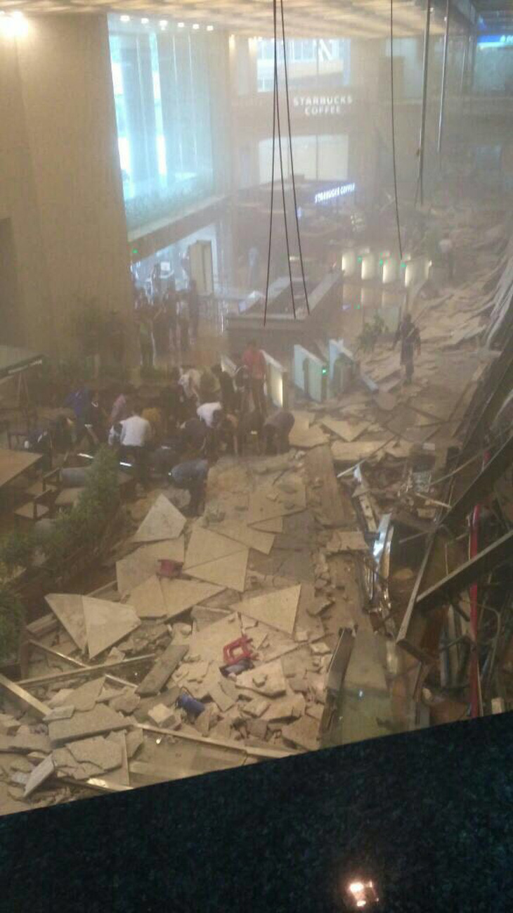 Sập tầng Sở chứng khoán Indonesia, ít nhất 77 người bị thương - Ảnh 3.