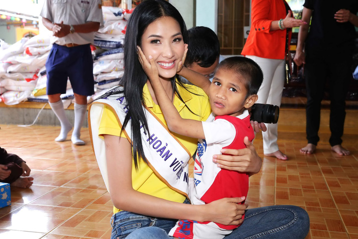 Hoa hậu H’Hen Niê giản dị trong chuyến đi từ thiện đầu tiên - Ảnh 6.