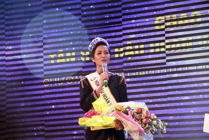 Hoa hậu H’Hen Niê tặng 60 học bổng cho học sinh nghèo quê nhà - Ảnh 1.