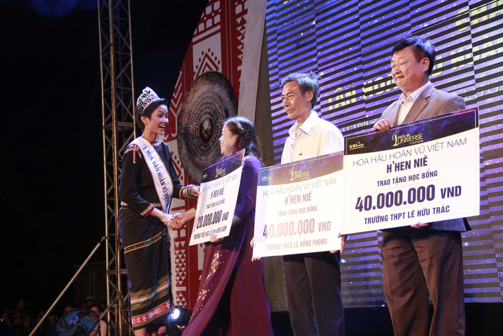 Hoa hậu H’Hen Niê tặng 60 học bổng cho học sinh nghèo quê nhà - Ảnh 3.