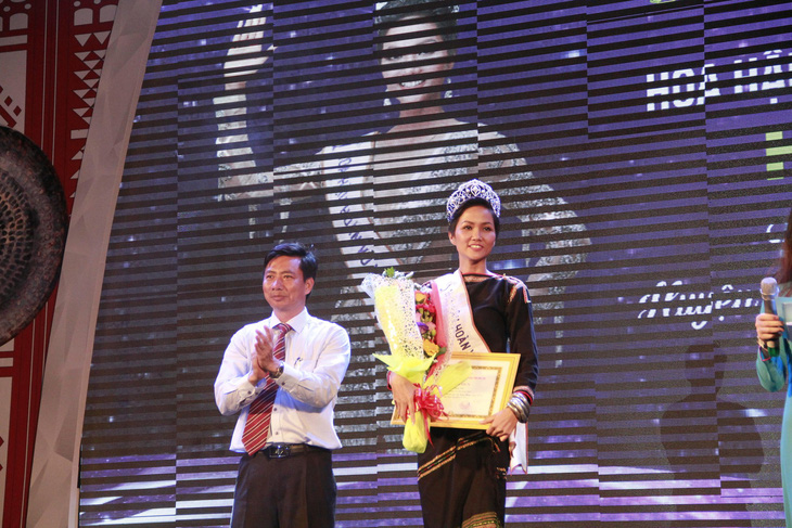 Hoa hậu H’Hen Niê tặng 60 học bổng cho học sinh nghèo quê nhà - Ảnh 4.