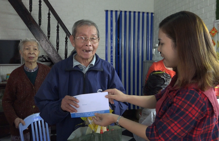 UBND huyện Hoàng Sa thăm 15 nhân chứng sống Hoàng Sa - Ảnh 2.