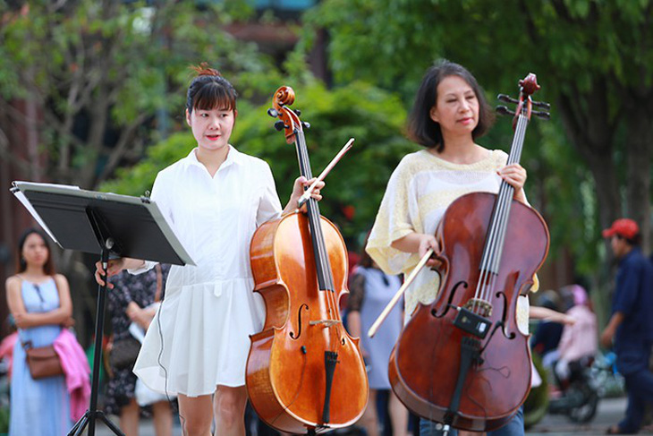 Trình diễn giao hưởng flashmob của Happiness Concert by Acecook Vietnam - Ảnh 1.