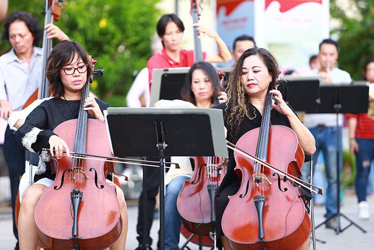 Trình diễn giao hưởng flashmob của Happiness Concert by Acecook Vietnam - Ảnh 2.