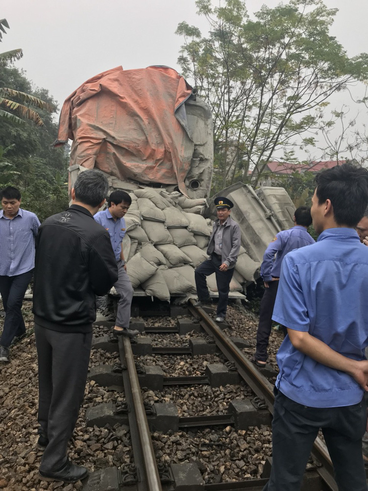 Xe chở ximăng phá gãy gác chắn, tông móp đầu tàu SE7 - Ảnh 2.