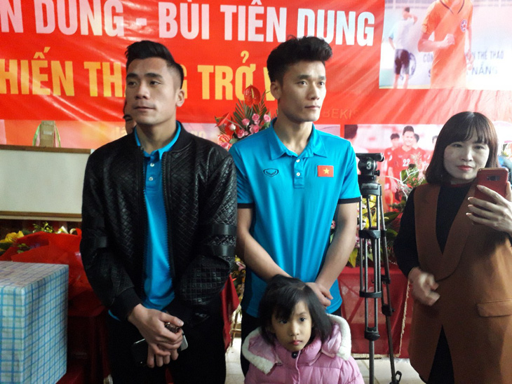 Fan vây kín UBND tỉnh Thanh Hoá, chào đón anh em Tiến Dũng, Văn Đại - Ảnh 7.