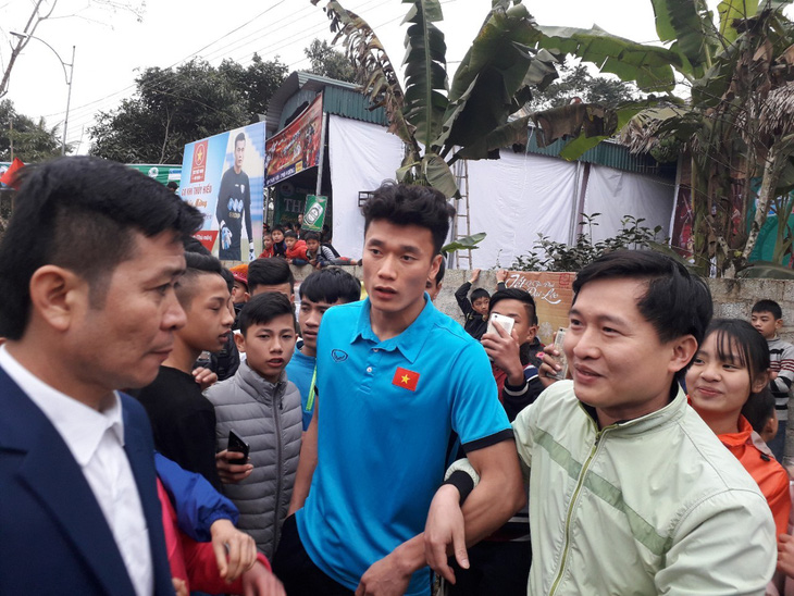Fan vây kín UBND tỉnh Thanh Hoá, chào đón anh em Tiến Dũng, Văn Đại - Ảnh 6.