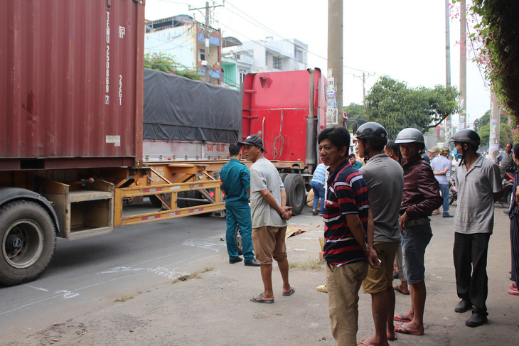 Ngã xuống lòng đường, 1 người bị xe container cán chết - Ảnh 1.